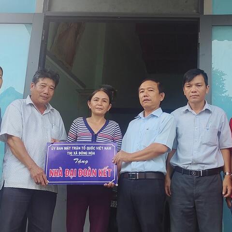 Nghiệm thu  và bàn giao nhà đại đoàn kết cho bà Nguyễn Thị Kim Cúc, xã Hòa Xuân Đông.