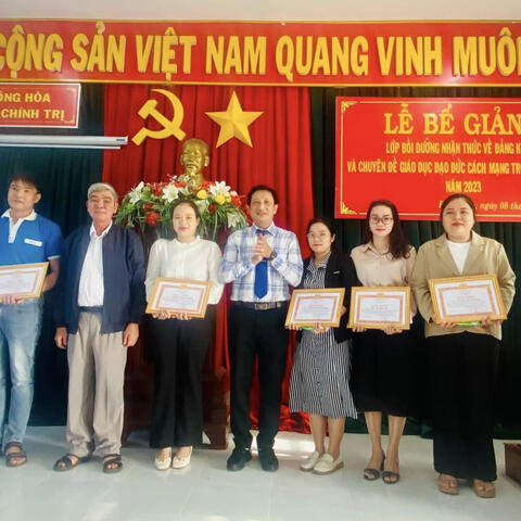 Đông Hòa: Bế giảng lớp bồi dưỡng nhận thức về Đảng khóa I và chuyên đề đạo đức cách mạng trong thời kỳ mới năm 2023