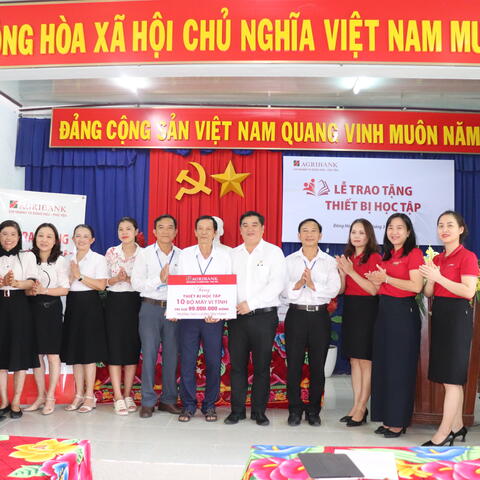 Agribank Phú Yên trao tặng trường Trung học cơ sở Lương Tấn Thịnh 10 bộ máy vi tính