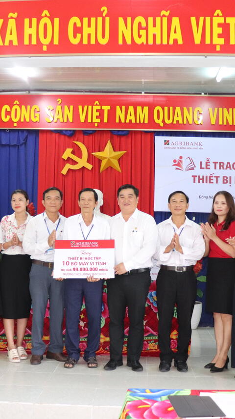 Agribank Phú Yên trao tặng trường Trung học cơ sở Lương Tấn Thịnh 10 bộ máy vi tính