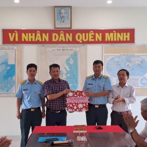 Chủ tịch Uỷ Ban Nhân Dân thị xã Đông Hòa thăm chiến sỹ mới đang huấn luyện tại Sư đoàn Phòng không – Không quân 377