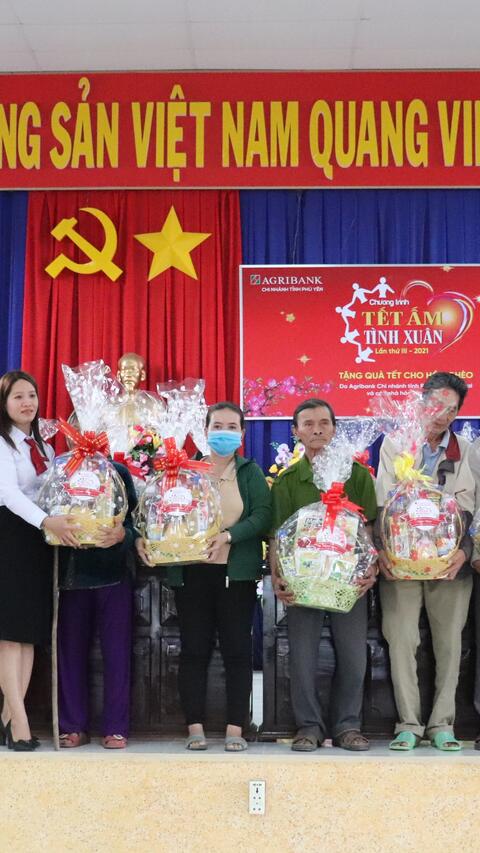 Agribank Đông Hòa trao tặng 84 suất quà cho hộ gia đình khó khăn