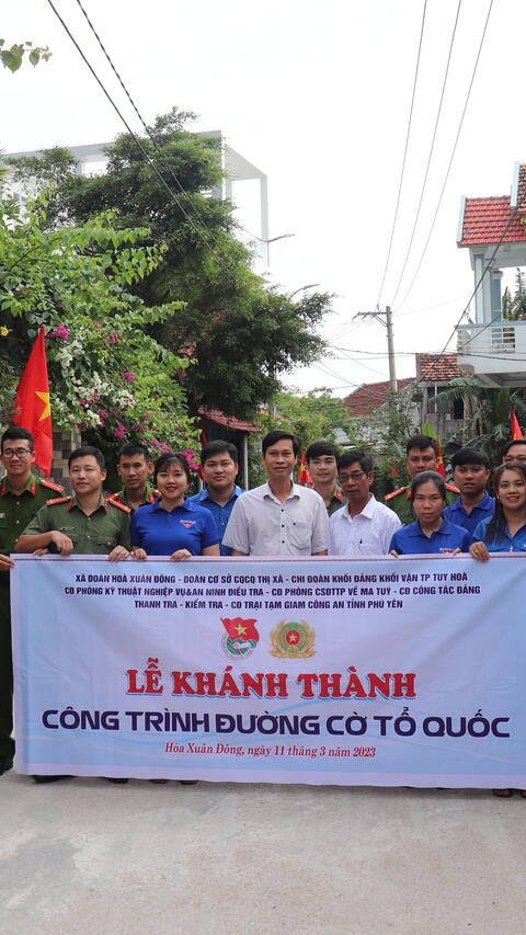 Thị xã Đông Hòa: Bàn giao Công trình thanh niên “Đường cờ Tổ quốc” tại xã Hòa Xuân Đông