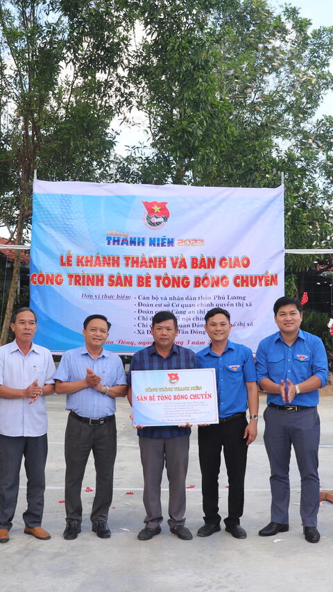 Bàn giao Công trình thanh niên Sân bê tông bóng chuyền thôn Phú Lương, xã Hòa Tân Đông