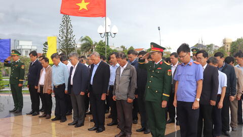 Viếng Nghĩa trang liệt sĩ tỉnh nhân kỷ niệm 50 năm Ngày giải phóng tỉnh Phú Yên 1/4 (1975-2025)