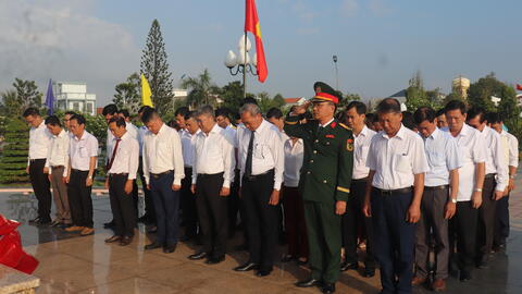 Viếng Nghĩa trang liệt sĩ tỉnh nhân kỷ niệm 50 năm Ngày giải phóng miền Nam thống nhất đất nước 30/4 (1975-2025)