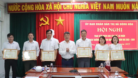 Trao thưởng cho 532 tập thể, cá nhân có thành tích xuất sắc năm 2024 và năm học 2023-2024