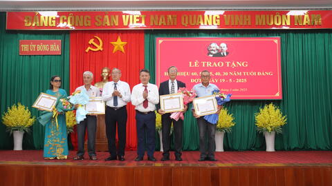 TX Đông Hòa: 24 đảng viên nhận Huy hiệu Đảng đợt 19/5