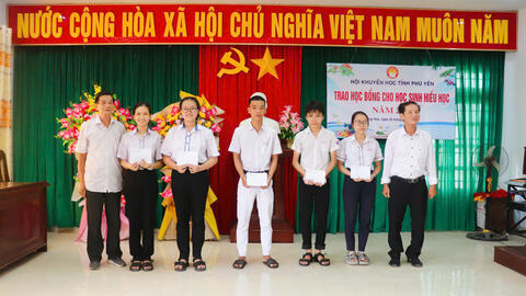 Hội Khuyến học tỉnh Phú Yên trao 10 suất học bổng cho học sinh hiếu học thị xã Đông Hòa
