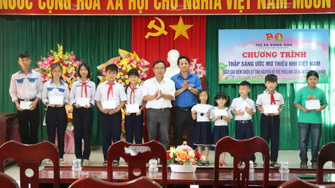 Đông Hoà: Trao 43 suất học bổng cho học sinh có hoàn cảnh khó khăn