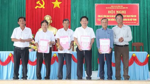 Đông Hoà: Bàn giao hồ sơ Đồ án quy hoạch phân khu tỉ lệ 1/2000 phía đông đường Hùng Vương, phường Hoà Hiệp Trung
