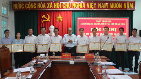 Đông Hoà: Khen thưởng 25 tập thể, cá nhân có thành tích trong công tác xoá nhà tạm năm 2025