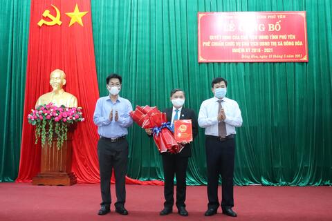 Trao Quyết định phê chuẩn Chủ tịch UBND TX Đông Hòa