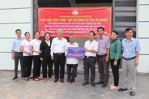 TX Đông Hòa: Bàn giao 2 nhà đại đoàn kết cho hộ nghèo phường Hòa Vinh