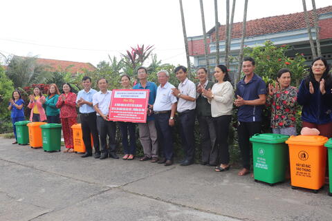 Đông Hòa: Trao 60 thùng đựng rác thải cho nhân dân Khu phố 1 phường Hòa Vinh