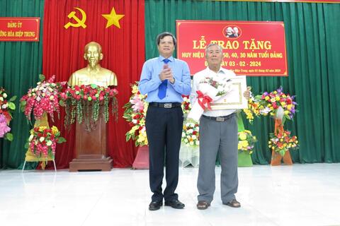 Đồng chí Đặng Lê Tiến UVBTV, Chủ nhiệm UBKT Tỉnh ủy trao Huy Hiệu Đảng tại Phường Hòa Hiệp Trung