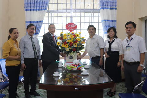 Phó Bí thư Thường trực Thị ủy – Chủ tịch HĐND thị xã Nguyễn Phi Hổ thăm, chúc mừng Ngày Nhà giáo Việt Nam 20/11