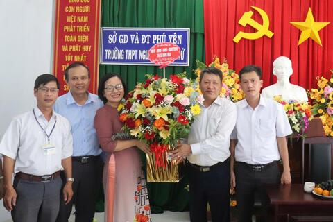 PBT Thị ủy, CT UBND thị xã Nguyễn Lê Vi Phúc thăm chúc mừng ngày Nhà giáo Việt Nam 20/11