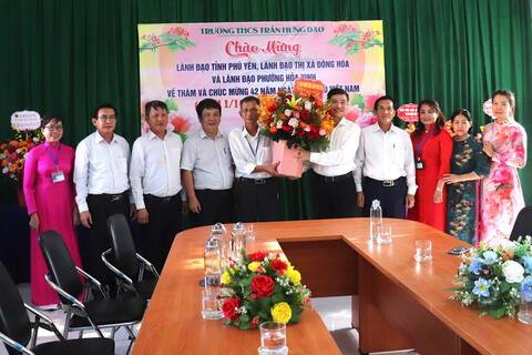 Đồng chí Tạ Anh Tuấn- Phó Bí thư Tỉnh ủy, Chủ tịch UBND tỉnh thăm, chúc mừng ngày Nhà giáo Việt Nam 20/11