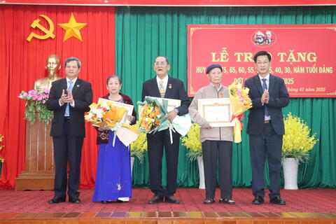 TX Đông Hòa: 51 đảng viên nhận Huy hiệu Đảng đợt 3/2
