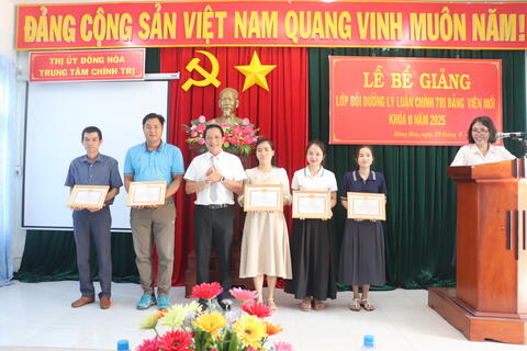 Đông Hoà: Bồi dưỡng lý luận chính trị cho 52 đảng viên mới khóa II/2025