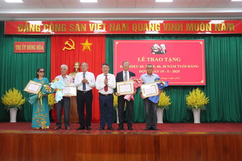 TX Đông Hòa: 24 đảng viên nhận Huy hiệu Đảng đợt 19/5