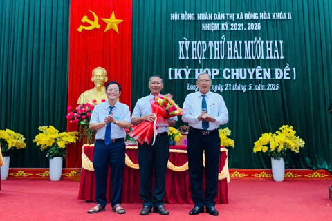 Đông Hoà: Kỳ họp thứ 22 (Kỳ họp chuyên đề) HĐND thị xã khóa II, thông qua dự án đầu tư 11,2 tỉ đồng thay bóng đèn chiếu sáng công cộng các tuyến đường đô thị
