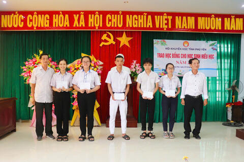 Hội Khuyến học tỉnh Phú Yên trao 10 suất học bổng cho học sinh hiếu học thị xã Đông Hòa