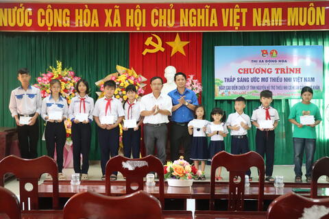 Đông Hoà: Trao 43 suất học bổng cho học sinh có hoàn cảnh khó khăn