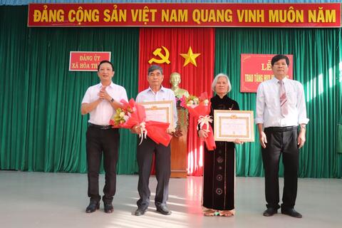 Hòa Thành: 4 đảng viên được nhận Huy hiệu Đảng đợt 3/2