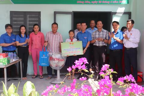 Bàn giao Ngôi nhà Kế hoạch nhỏ cho em Nguyễn Thị Thúy Hà