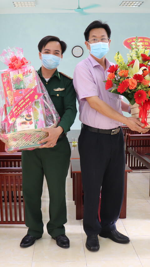 Thị ủy Đông Hòa thăm, chúc mừng Ngày truyền thống Bộ đội Biên phòng 3/3