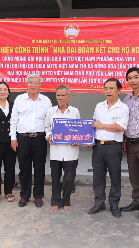 TX Đông Hòa: Bàn giao 2 nhà đại đoàn kết cho hộ nghèo phường Hòa Vinh