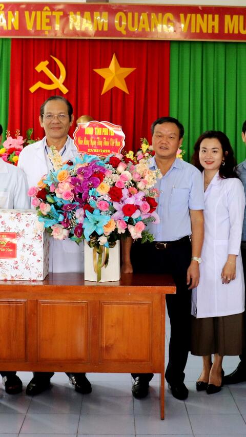 PCT UBND tỉnh Đào Mỹ thăm, chúc mừng Ngày Thầy thuốc Việt Nam 27/2