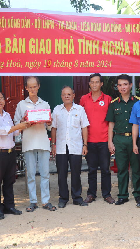 Bàn giao Nhà tình nghĩa cho hộ cận nghèo ở phường Hòa Vinh