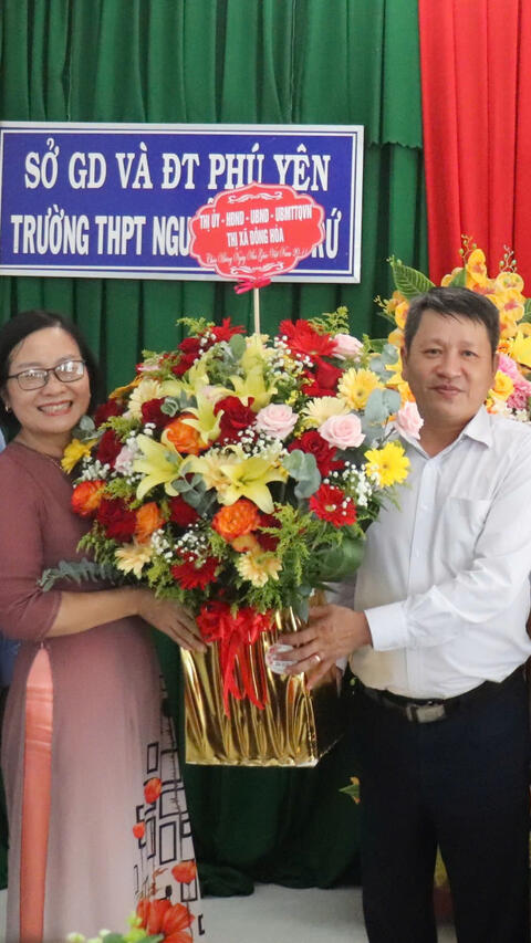PBT Thị ủy, CT UBND thị xã Nguyễn Lê Vi Phúc thăm chúc mừng ngày Nhà giáo Việt Nam 20/11