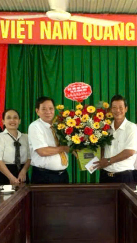 PCT UBND thị xã Nguyễn Văn Hồng thăm chúc mừng ngày nhà giáo Việt Nam tại Trung tâm GDNN-GDTX thị xã.