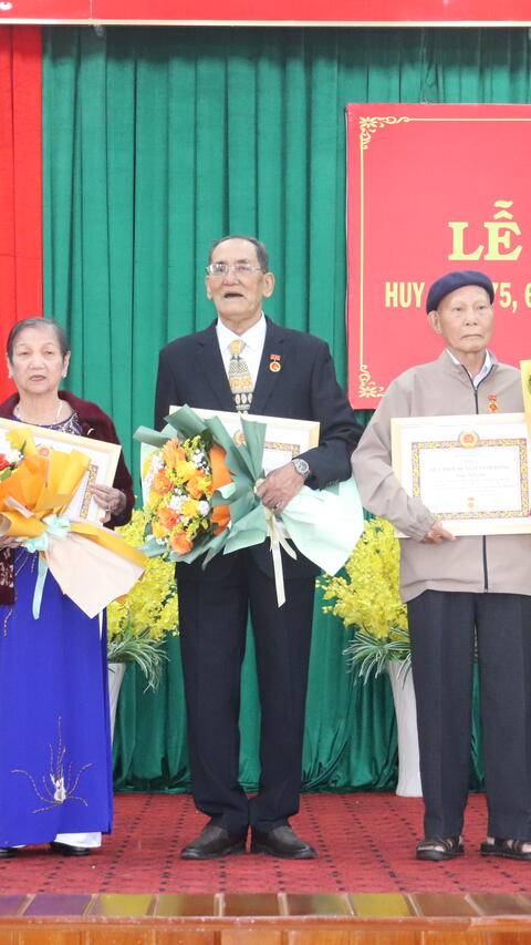 TX Đông Hòa: 51 đảng viên nhận Huy hiệu Đảng đợt 3/2