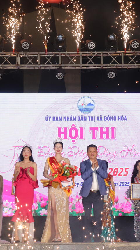 Thí sinh Lưu Thị Hồng Trâm đạt danh hiệu Hoa khôi Duyên dáng Đông Hòa lần thứ VI năm 2025