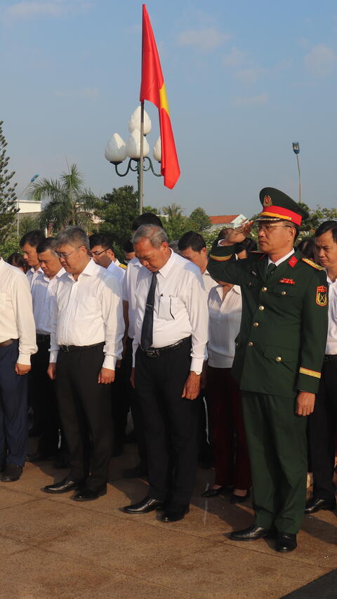 Viếng Nghĩa trang liệt sĩ tỉnh nhân kỷ niệm 50 năm Ngày giải phóng miền Nam thống nhất đất nước 30/4 (1975-2025)