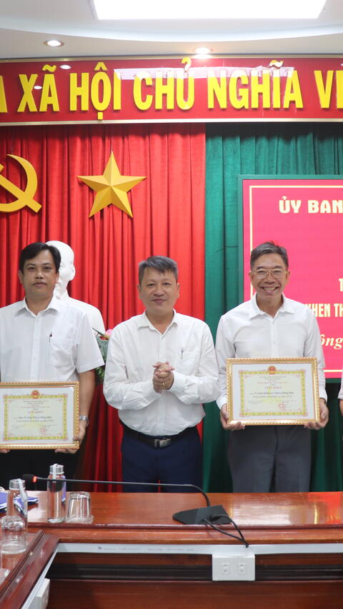 Trao thưởng cho 532 tập thể, cá nhân có thành tích xuất sắc năm 2024 và năm học 2023-2024