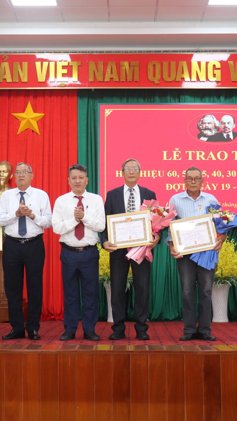 TX Đông Hòa: 24 đảng viên nhận Huy hiệu Đảng đợt 19/5