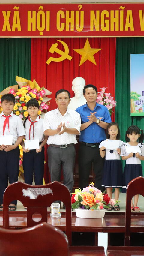 Đông Hoà: Trao 43 suất học bổng cho học sinh có hoàn cảnh khó khăn