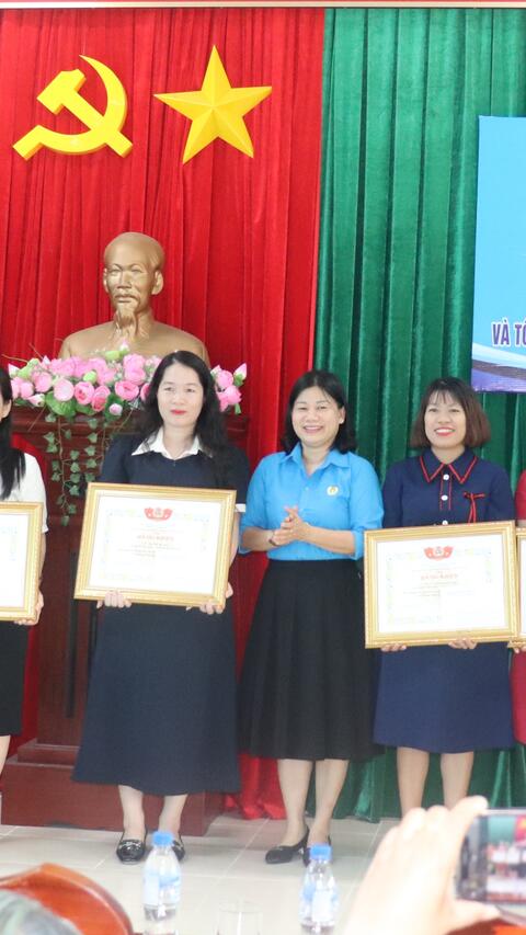 Liên đoàn lao động TX Đông Hoà: Khen thưởng 9 tập thể và 48 cá nhân xuất sắc trong hoạt động Công đoàn năm học 2024-2025