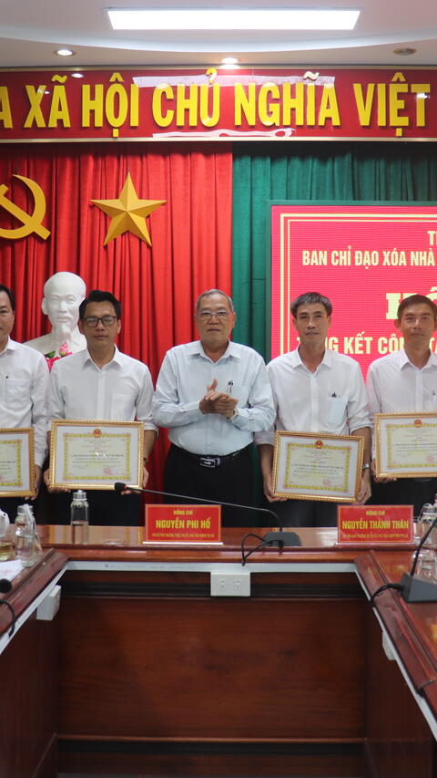Đông Hoà: Khen thưởng 25 tập thể, cá nhân có thành tích trong công tác xoá nhà tạm năm 2025